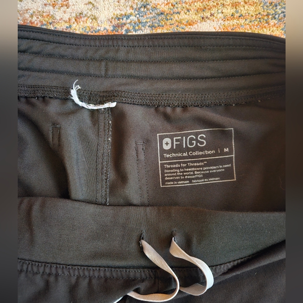 FIGS- Women's Medium Black Livingston Scrub Pants - Picture 4 of 4